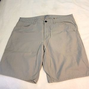 Kenneth Cole shorts size 36